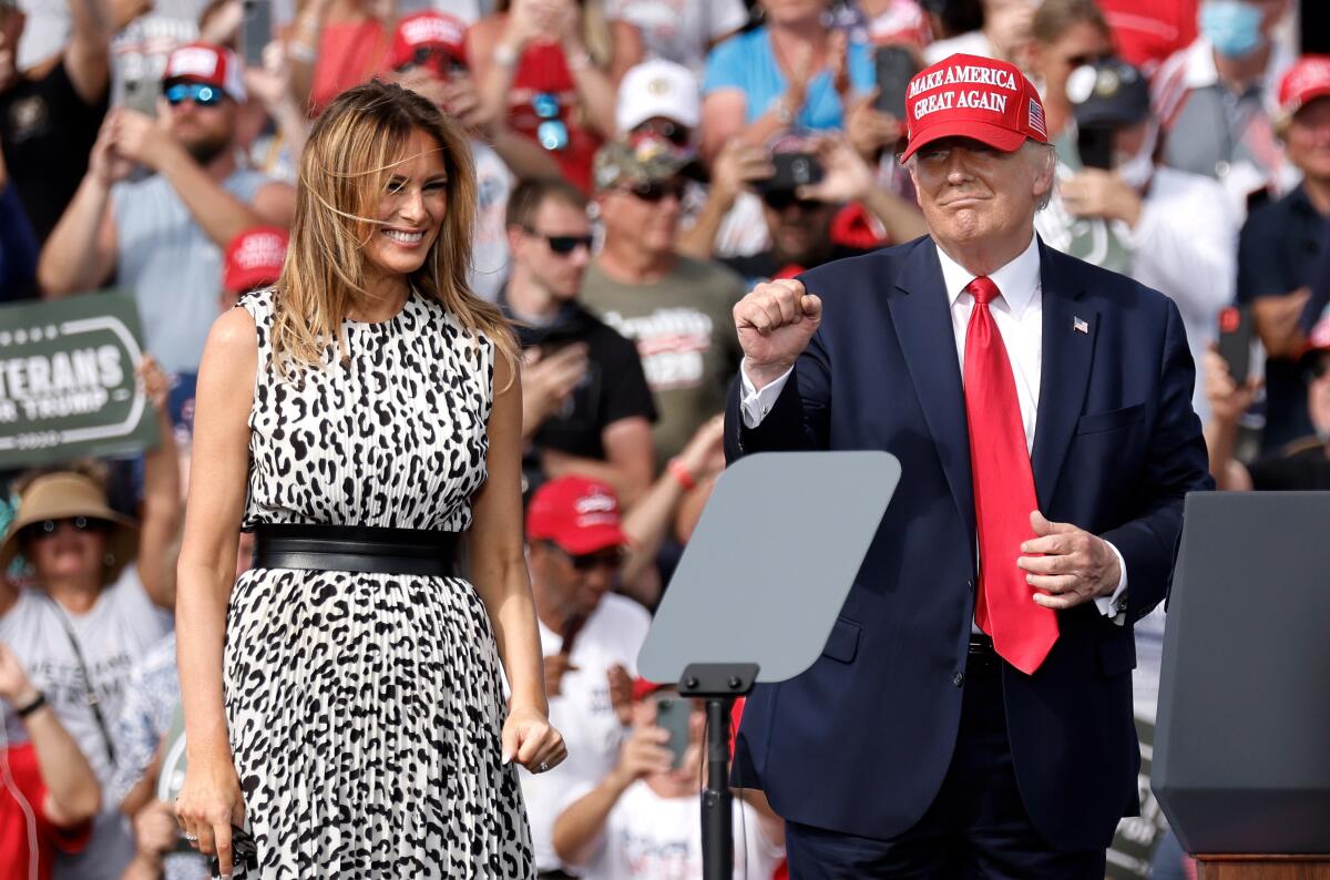 Donald Trump (d), junto a su esposa, Melania Trump, durante un acto de campaña en Tampa 