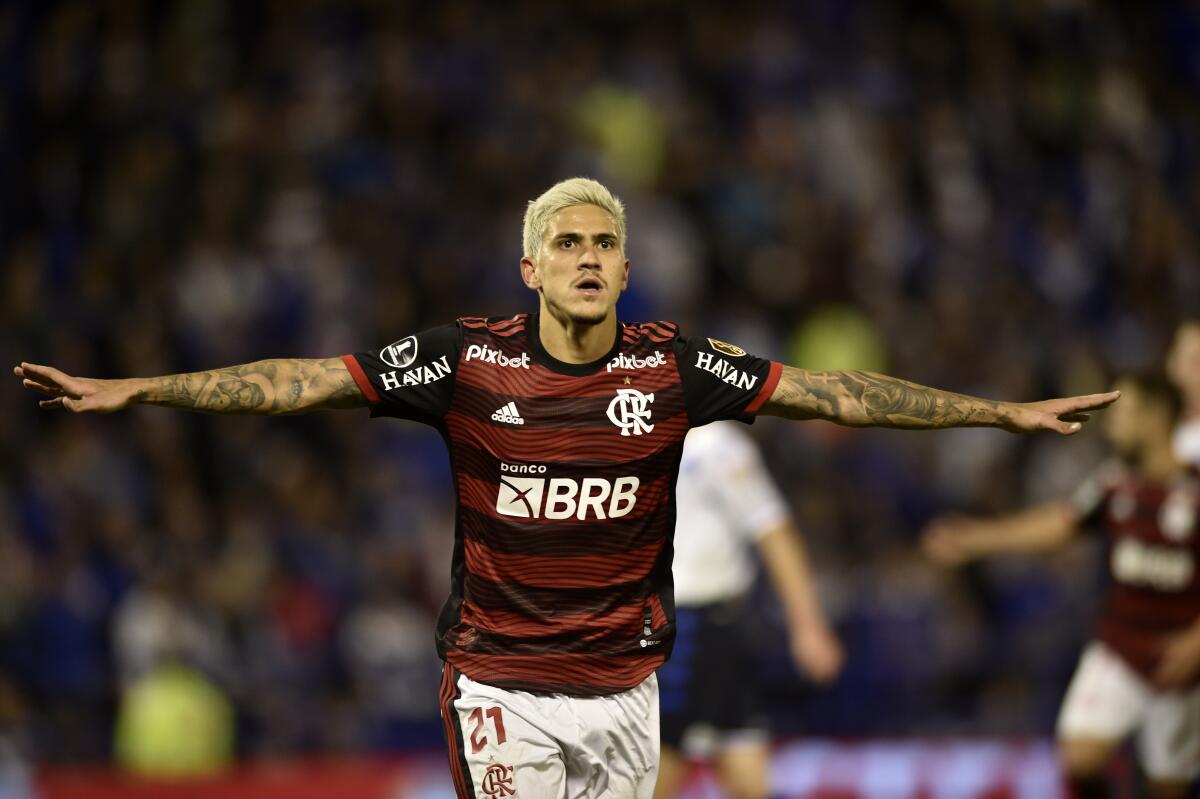 RIO DE JANEIRO, BRAZIL - MAY 21: Pedro Raul of Goias heads the ball against  Pablo of Flamengo ,during the match between Flamengo and Goias as part of  Brasileirao Series A 2022