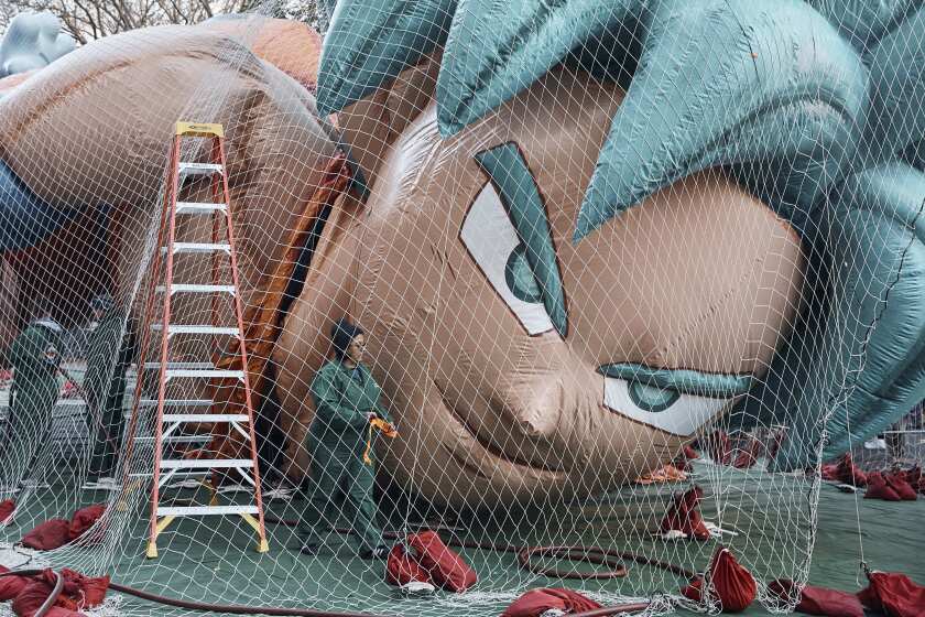 Trabajadores inflan un globo con el personaje de Goku el miércoles 23 de noviembre de 2022 en Nueva York, para el Desfile del Día de Acción de Gracias de Macy's el jueves 24. (Foto AP/Andrés Kudacki)