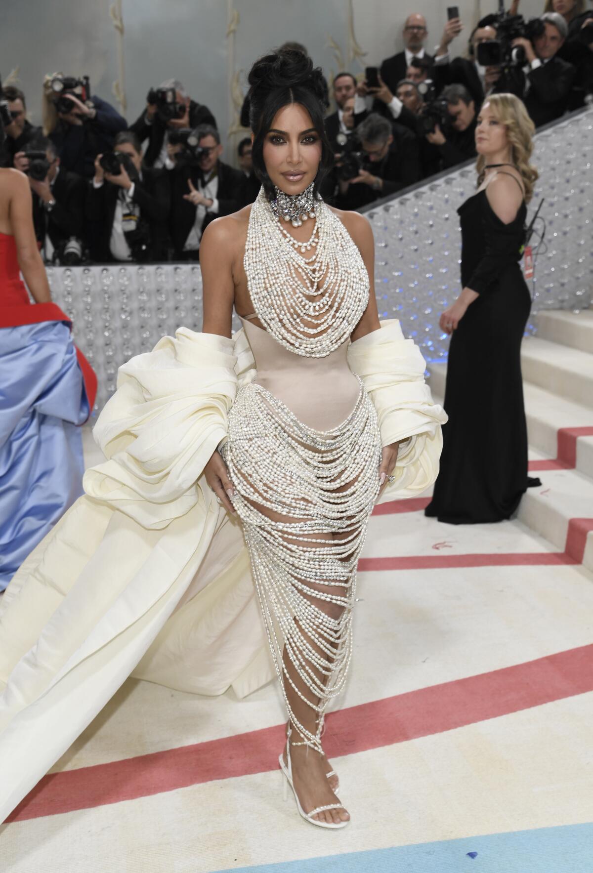 Kim Kardashian llega a la gala del Instituto del Vestido del Museo Metropolitano