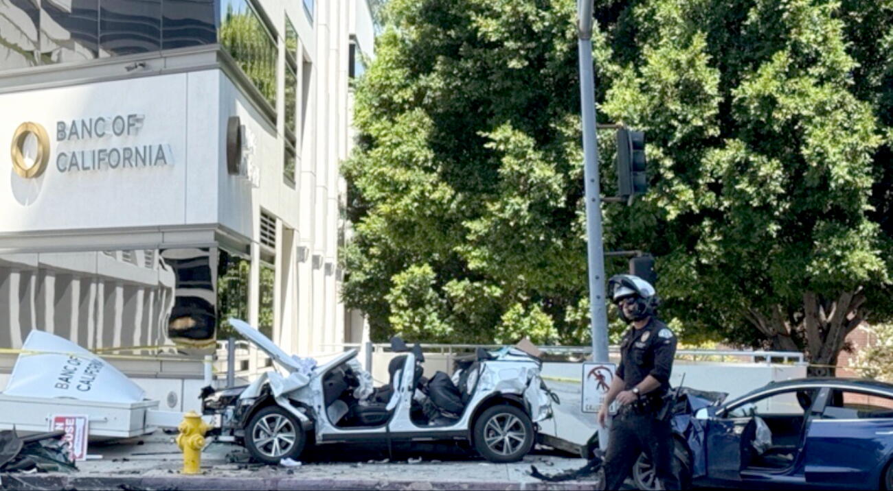 Encino collision leaves 1 dead, 5 wounded