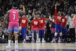 Bradley Beal, base de los Wizards de Washington, festeja frente a su banquillo luego de atinar un triple ante los Timberwolves de Minnesota, el jueves 16 de febrero de 2023 (AP Foto/Abbie Parr)