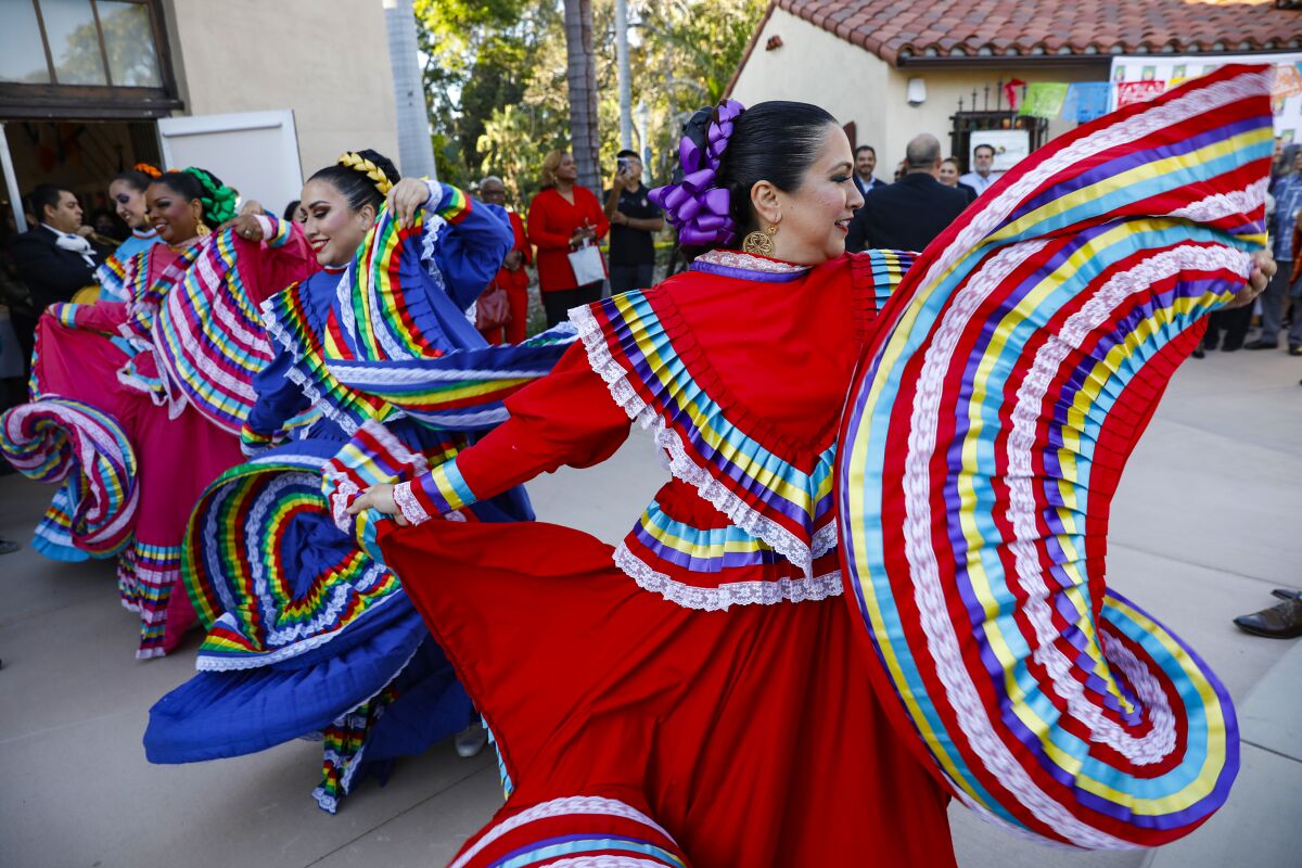 Bailarines de ballet folclórico actúan durante la esperada jornada de inauguración de la Casa de México 