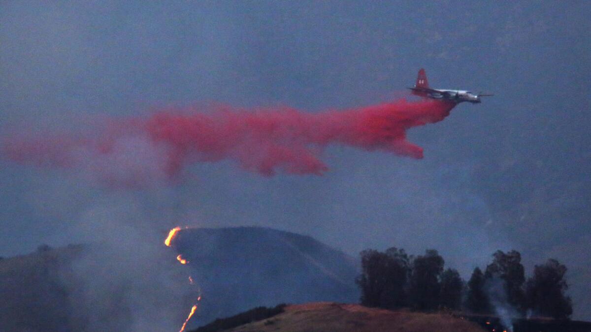 El 25 de junio, un avión rocía un retardador de llamas sobe el incendio de Sterling en las colinas de San Bernardino.