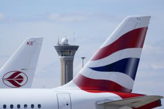 En esta imagen de archivo, la torre de control del aeropuerto Charles de Gaulle, en Roissy-en-France, al norte de París, el 23 de abril de 2024. (AP Foto/Thibault Camus, archivo)