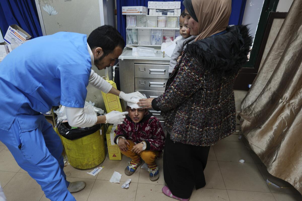 Un niño palestino que resultó herido en un ataque de Israel es atendido en el hospital Al Aqsa, 