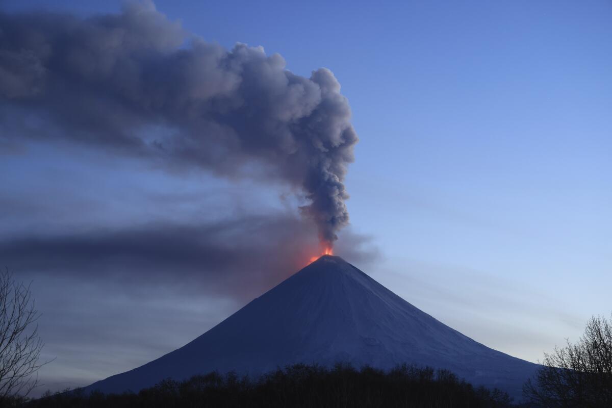 El volcán Klyuchevskoy, uno de los volcanes activos más altos del mundo, hace erupción en la península de Kamchatka, en el nordeste de Rusia, el domingo 29 de octubre de 2023. (AP Foto/Yuri Demyanchuk)