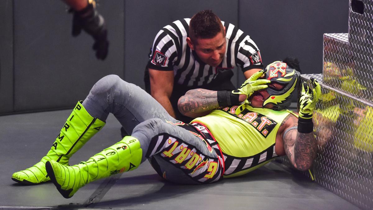 Wwe Extreme Rules Results Rey Mysterio Loses An Eye During Match Against Seth Rollins Los Angeles Times