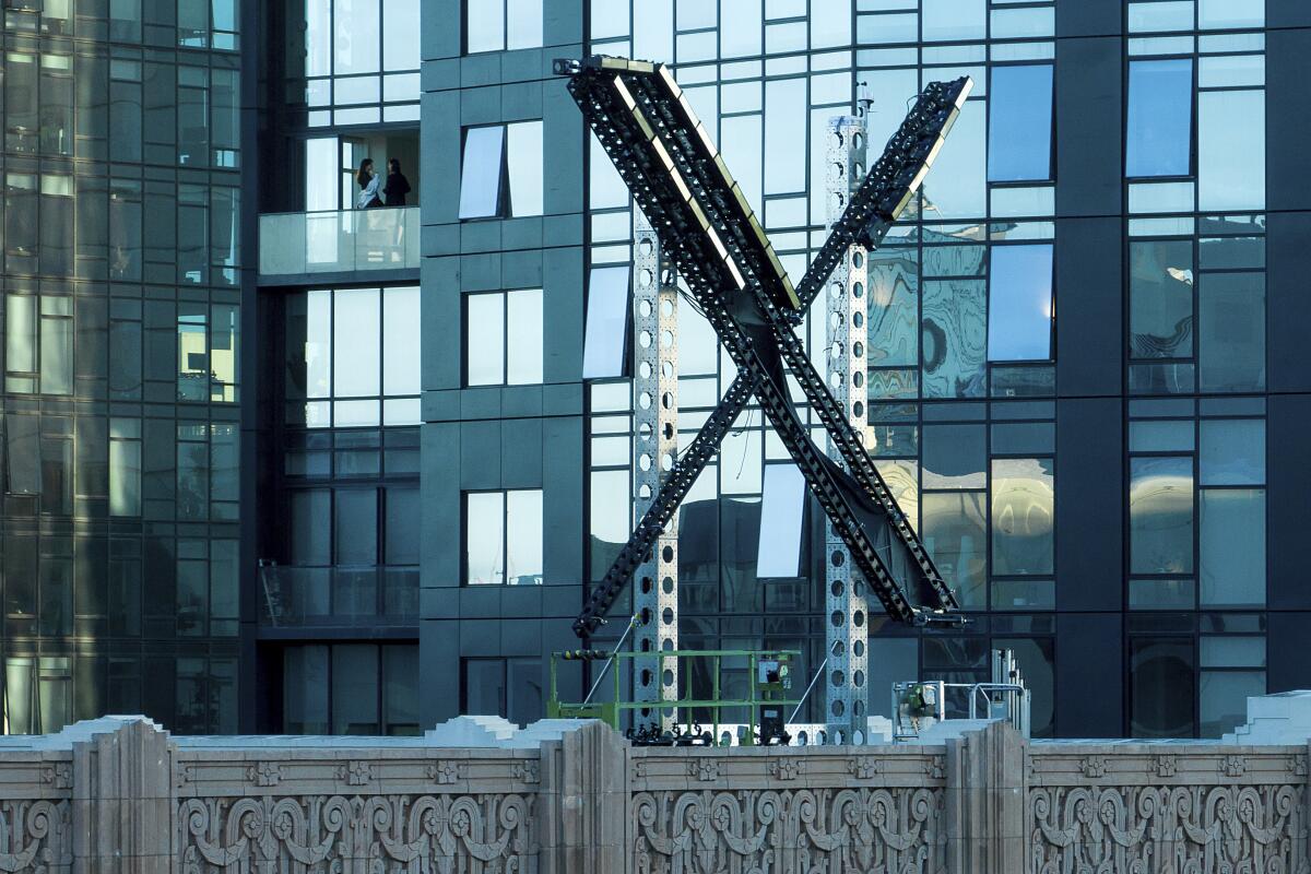 Un letrero de "X" casi completo en la parte superior del edificio