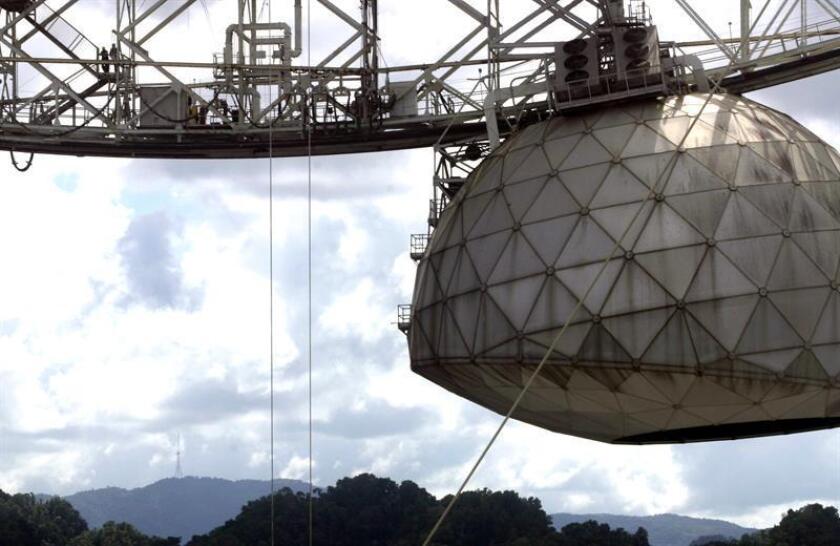 El Observatorio de Arecibo, situado en la costa norte de Puerto Rico, da seguimiento a un asteroide formado por dos enormes rocas espaciales de cerca de 900 metros (3.000 pies) de diámetro cada una que se orbitan entre sí. EFE/Archivo