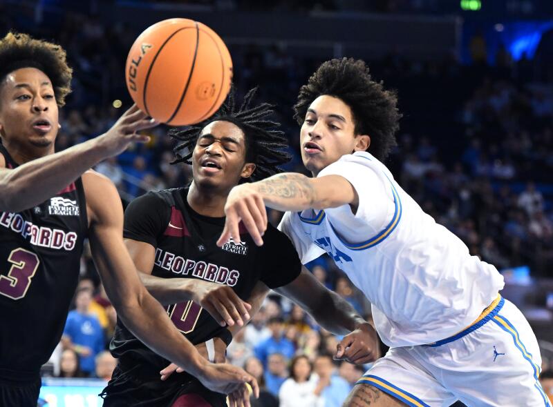 UCLA'dan Ilane Fibleuil, ikinci yarıda Lafayette'den Devin Hines (solda) ve Mark Butler ile gevşek top için mücadele ediyor.