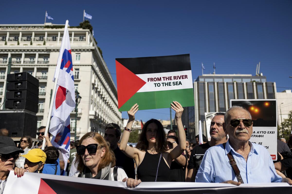 Manifestación para expresar solidaridad con los palestinos, frente al Parlamento en Atenas