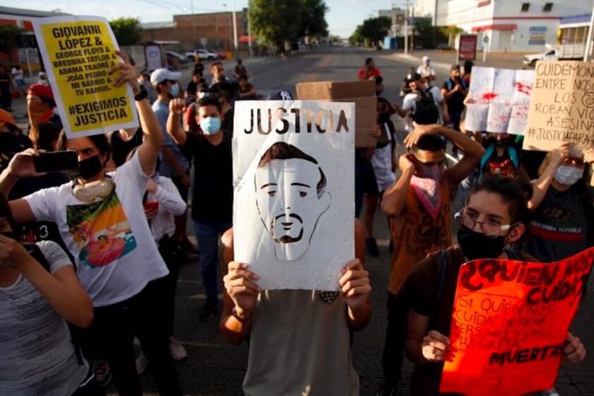 Manifestantes protestan por la muerte de Giovanni López a manos de policías, en Jalisco, México.