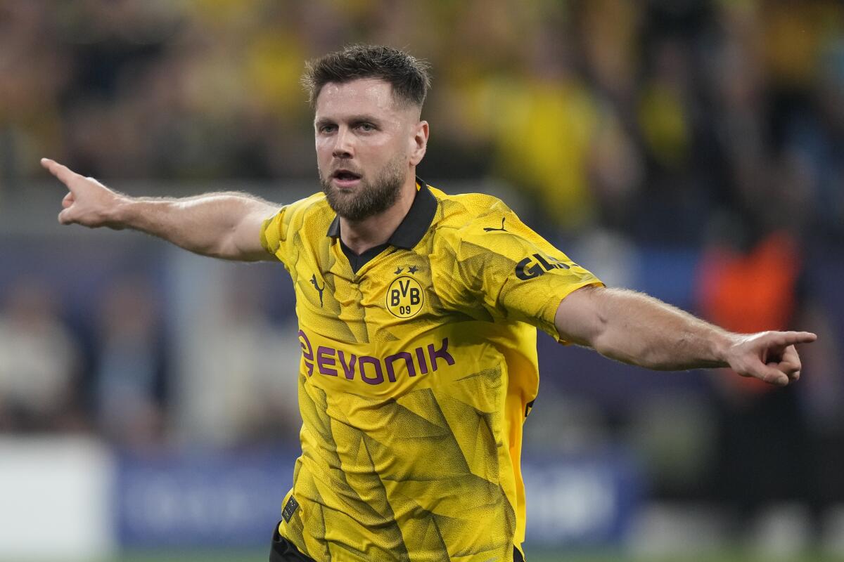 Niclas Fuellkrug celebra tras anotar el gol que le dio a Borussia Dortmund 
