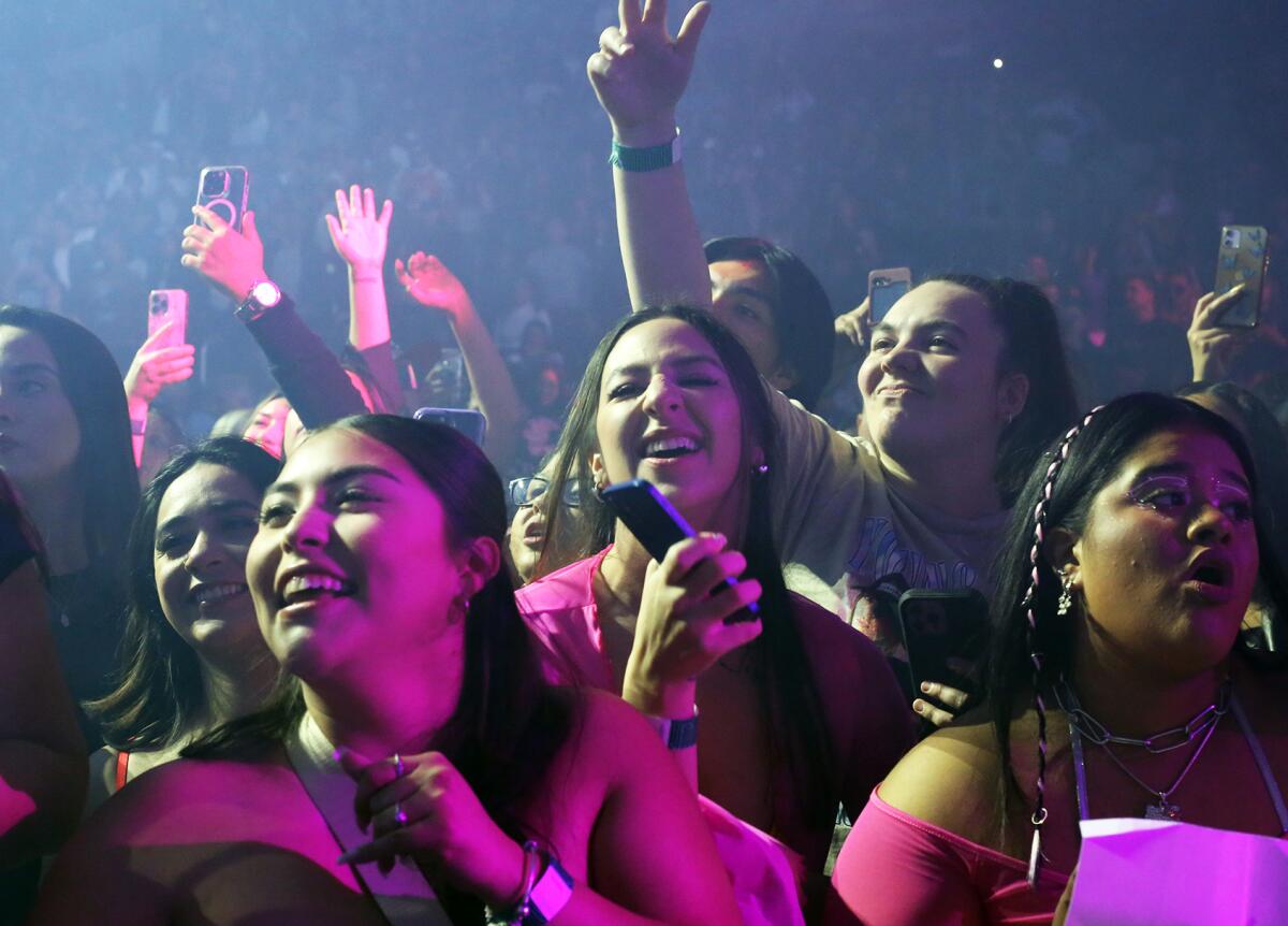 Los asistentes al concierto bailan y cantan durante el concierto Calibash 2024
