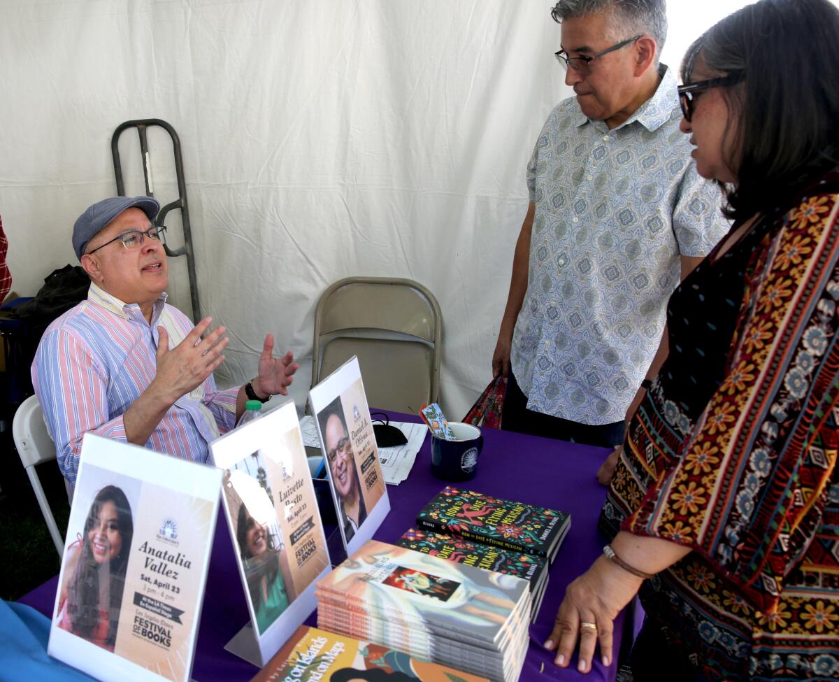 El escritor Daniel Olivas (izquierda) habla con los asistentes en el Festival de Libros de Los Angeles Times.