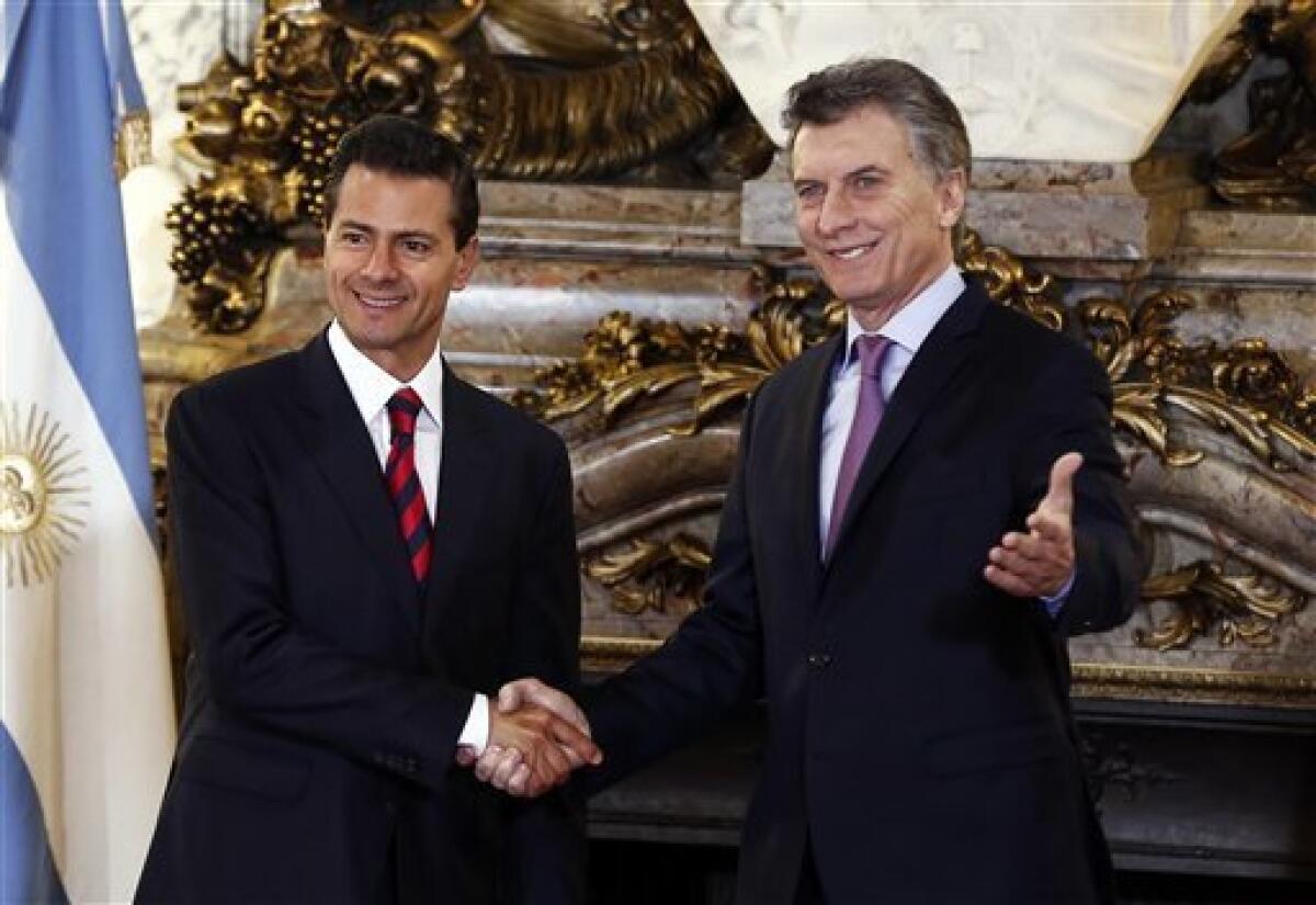 El presidente de México, Enrique Peña Nieto, izquierda, pidió enfocarse en lo positivo ante la ola de críticas que enfrenta su gobierno.