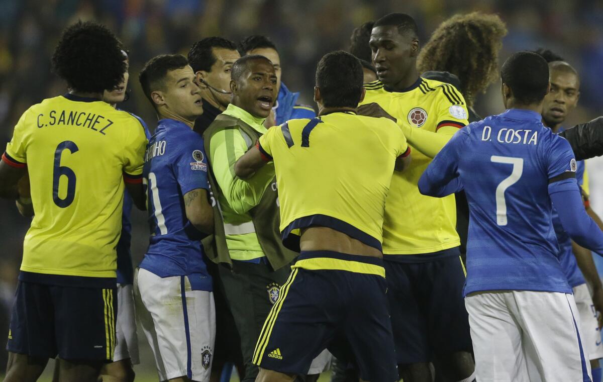 El jugador de Colombia, Carlos Bacca, discute con miembros de la selección brasileña.