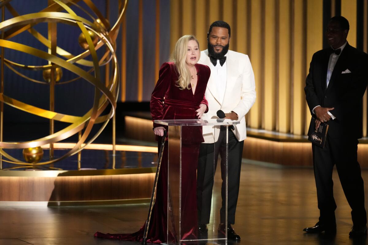 Christina Applegate, izquierda, presenta el premio a mejor actriz de reparto