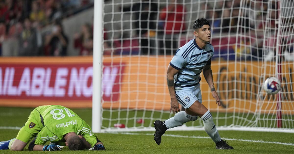 Sporting KC clinches playoff spot after 3-1 victory over Minnesota United