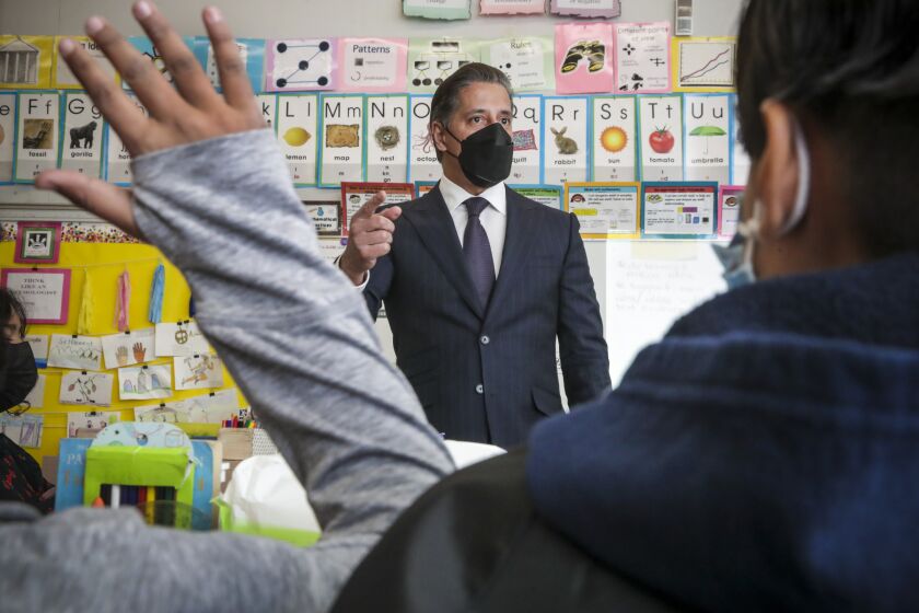 North Hollywood, CA - February 17: LAUSD new superintendent Alberto M. Carvalho teaches a 5th.Grade class at Fair Avenue Elementary School on Thursday, Feb. 17, 2022 in North Hollywood, CA. (Irfan Khan / Los Angeles Times)