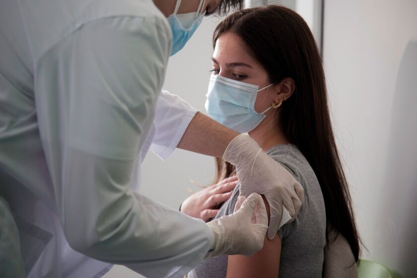 Regulador de EEUU propone que vacuna de covid sea anual como la de la gripe