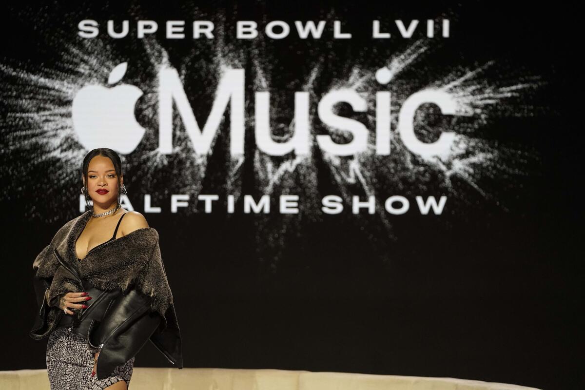 Rihanna posa para un retrato tras la conferencia de prensa previa al espectáculo de medio tiempo del Super Bowl 