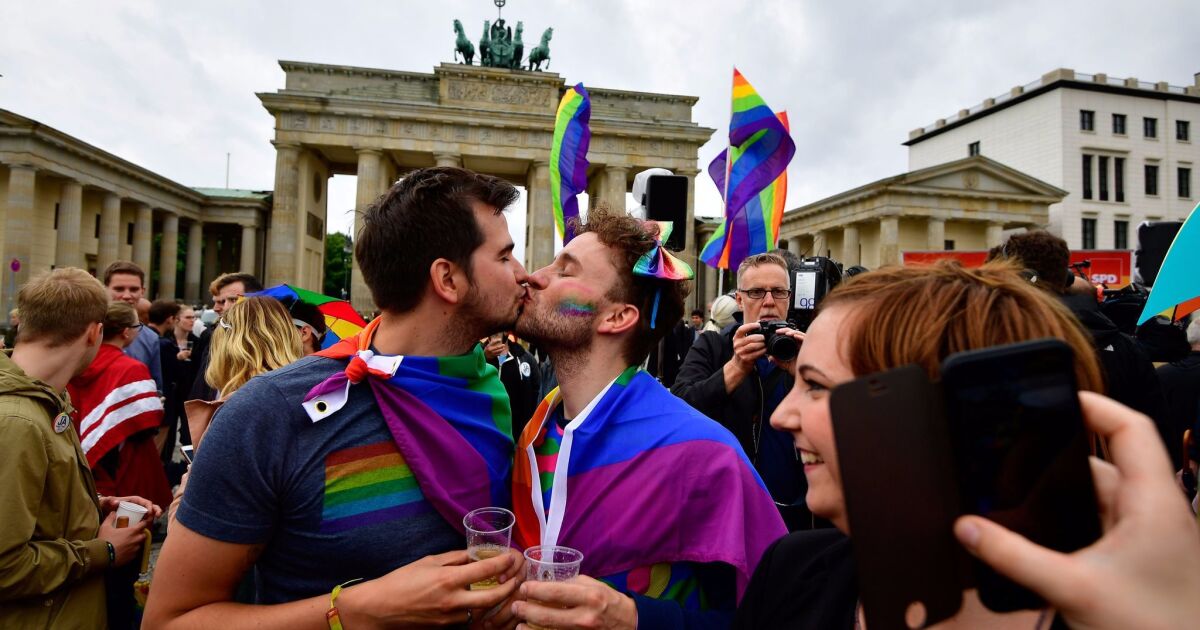 Same Sex Couples And Supporters Praise Germanys Legalization Of Same Sex Marriage Los Angeles 2312