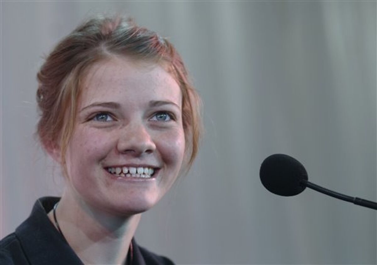 Jessica Watson, 16 ans, sourit en répondant aux questions après son arrivée à Sydney, le samedi 15 mai 2010, après avoir fait le tour du monde en solitaire, sans escale et sans assistance. Watson a mis plus de sept mois pour parcourir près de 23 000 milles marins (AP Photo/Jeremy Piper)