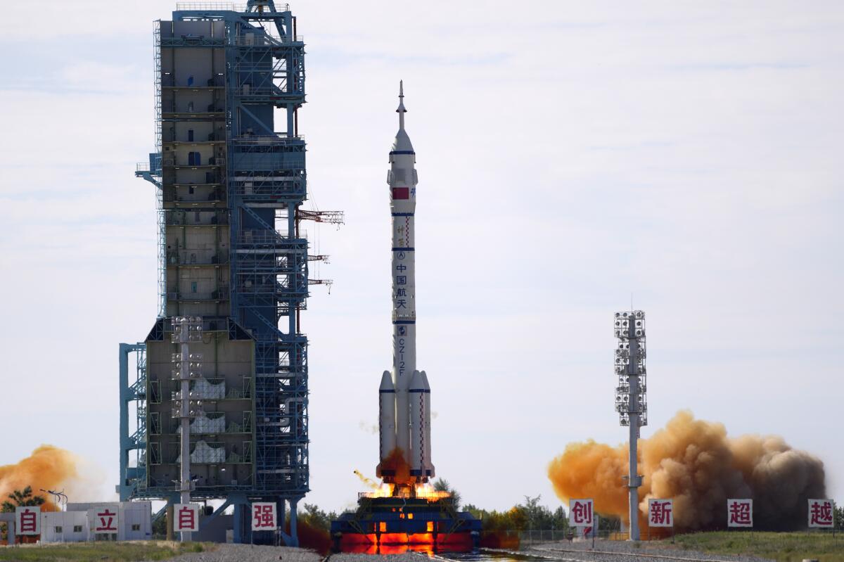 China envía a 3 astronautas a su estación espacial Tianhe