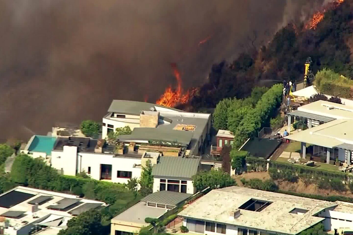 Brush fire threatens homes in Pacific Palisades