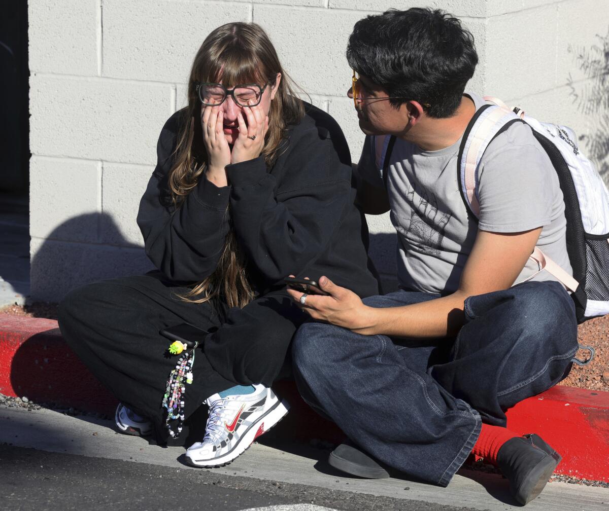 Amanda Perez (izquierda) es consolada por otro estudiante, Alejandro Barron,