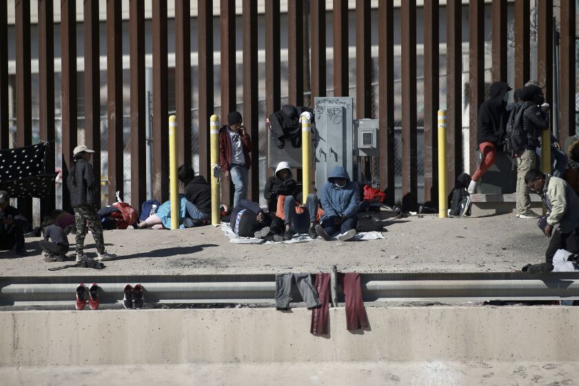 Migrantes aguardan en la frontera entre México y Estados Unidos, el domingo 8 de enero de 2023, en Ciudad Juárez, México. (AP Foto/Christian Chávez)