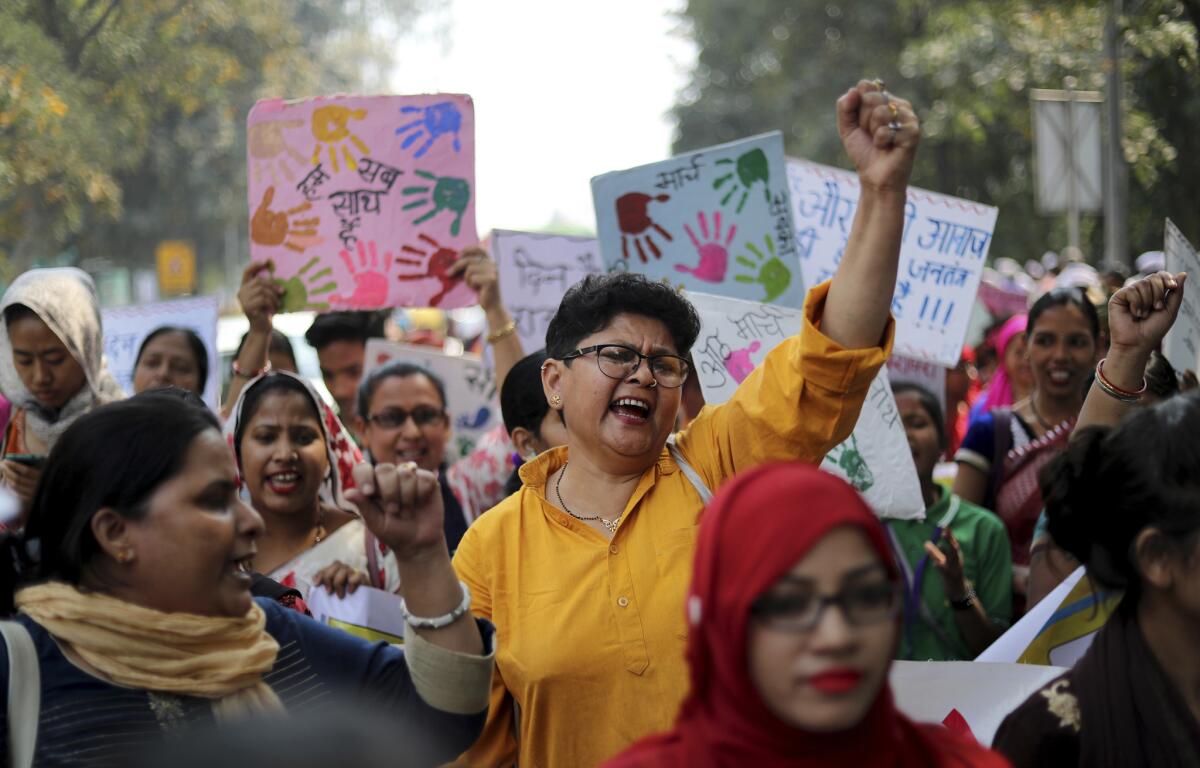 Mujeres indias corean lemas en una marcha por el Día Internacional de la Mujer en Nueva Delhi, India, el jueves 8 de marzo de 2018. (AP Foto/Manish Swarup)