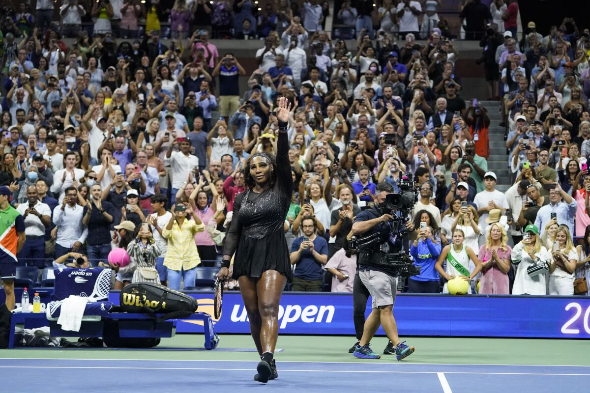 Serena Williams saluda a los espectadores después de perder ante la australiana Ajla Tomljanovic 