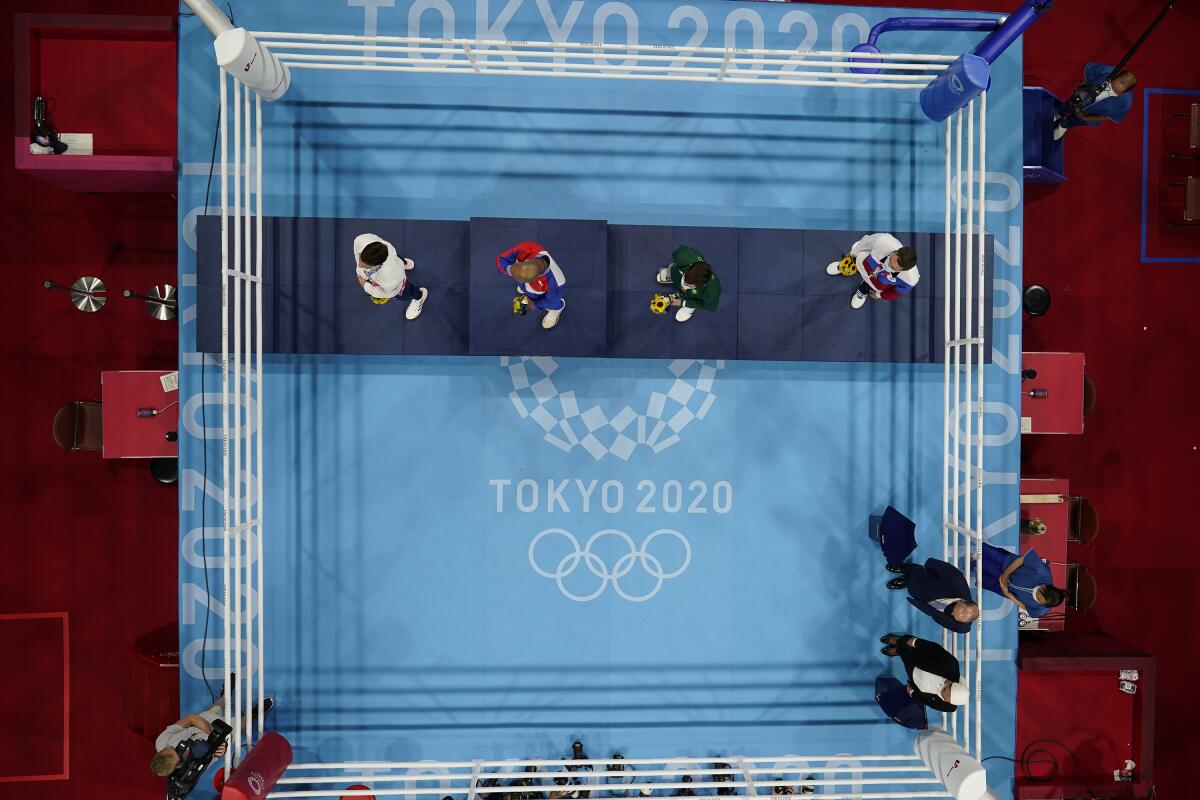 ARCHIVO - La foto del 3 de agosto de 2021 muestra el final de la ceremonia de premiación del boxeo,