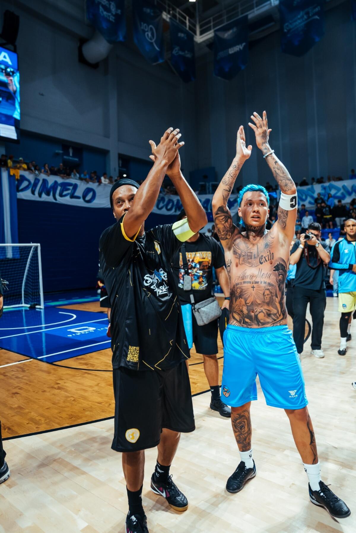 Ronaldinho Gaucho y Blessd durante su encuentro en el juego que se realizó en Mimi y que ahora se hará en Medellin.