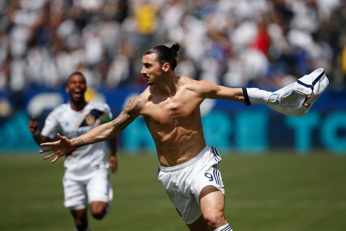 El sueco Zlatan Ibrahimovic, del Galaxy de Los Ángeles, festeja luego de anotar su primer tanto en la MLS, el sábado 31 de marzo de 2018, en un encuentro ante Los Ángeles FC.
