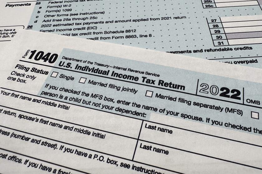 ARCHIVO - Esta fotografía del 17 de abril de 2023 muestra el formulario de impuestos 1040 del Servicio Interno de Impuestos para 2022. (AP Foto/Jon Elswick, archivo)