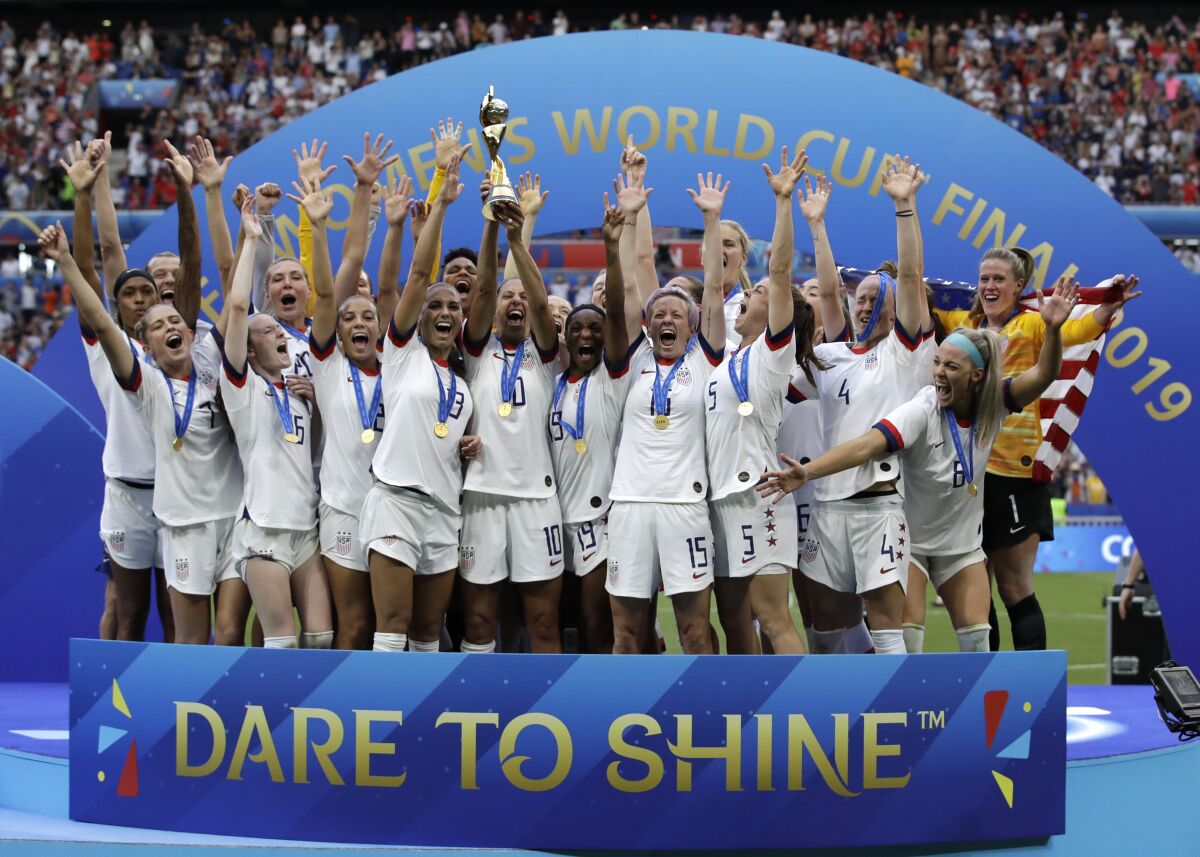 ARCHIVO - La selección de Estados Unidos celebra con el trofeo tras proclamarse campeona de la Copa Mundial femenina, el 7 de junio de 2019, en las afueras de Lyon, Francia. (AP Foto/Alessandra Tarantino)