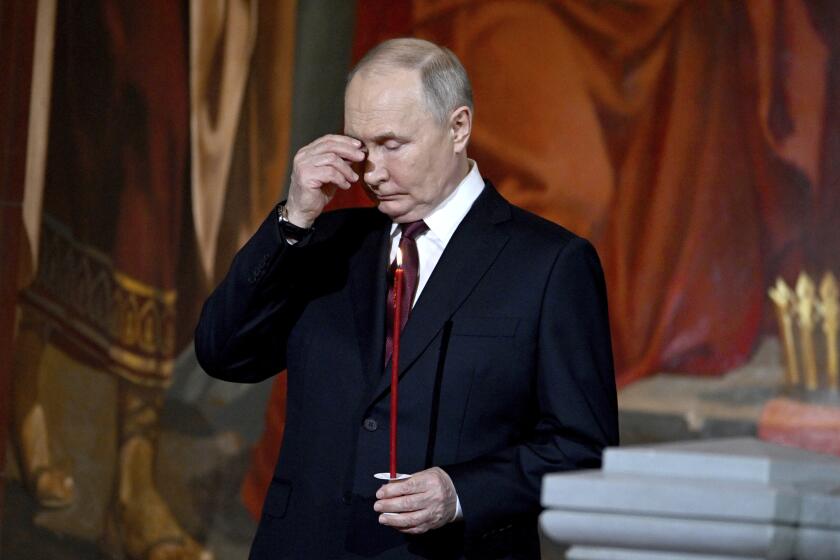 El presidente ruso Vladímir Putin asiste a la ceremonia de la Pascua ortodoxa en la catedral de Cristo Salvador en Moscú, Rusia, el domingo 5 de mayo de 2024. (Pavel Bednyakov, Sputnik, Kremlin Pool Foto vía AP)