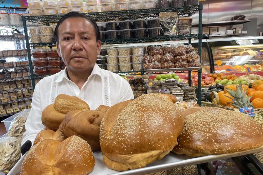 El tradicional pan de cazuela y pan de yema de Oaxaca es el que vende el empresario Zeferino García en su supermercado.