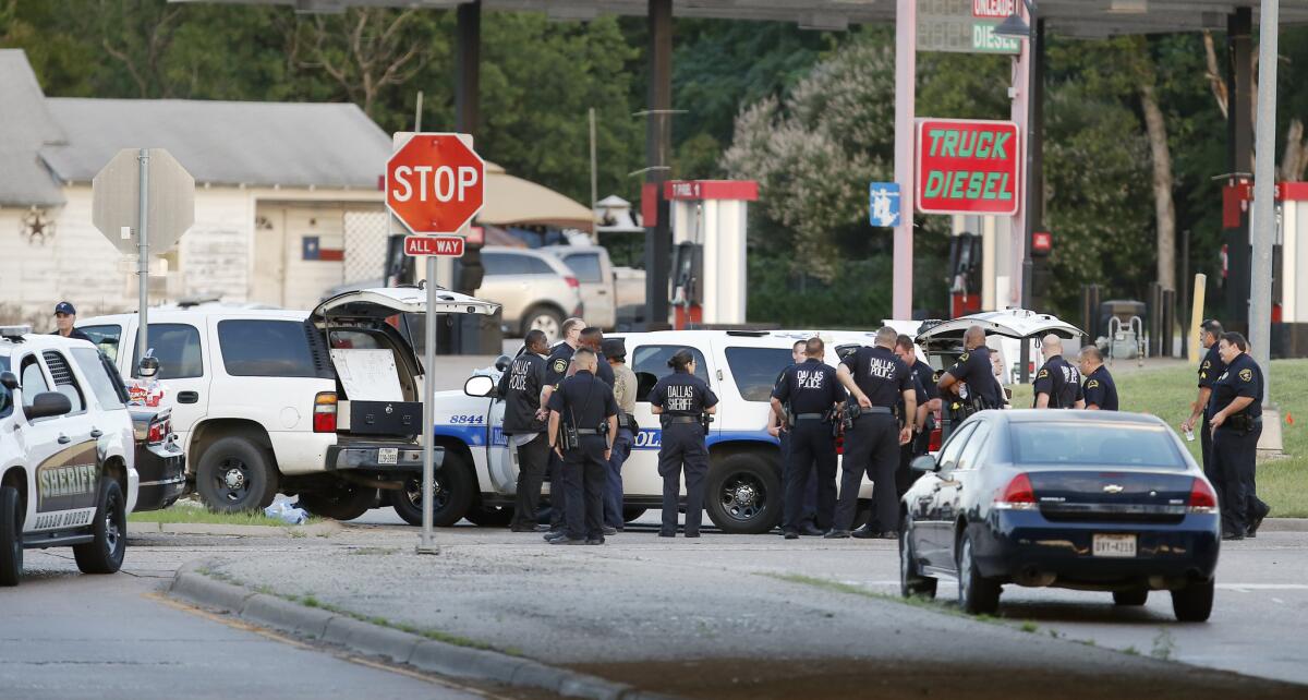Policías bloquean la intersección durante una crisis con un hombre atrincherado dentro de una camioneta, en Hutchins, Texas. (Foto AP/Brandon Wade)