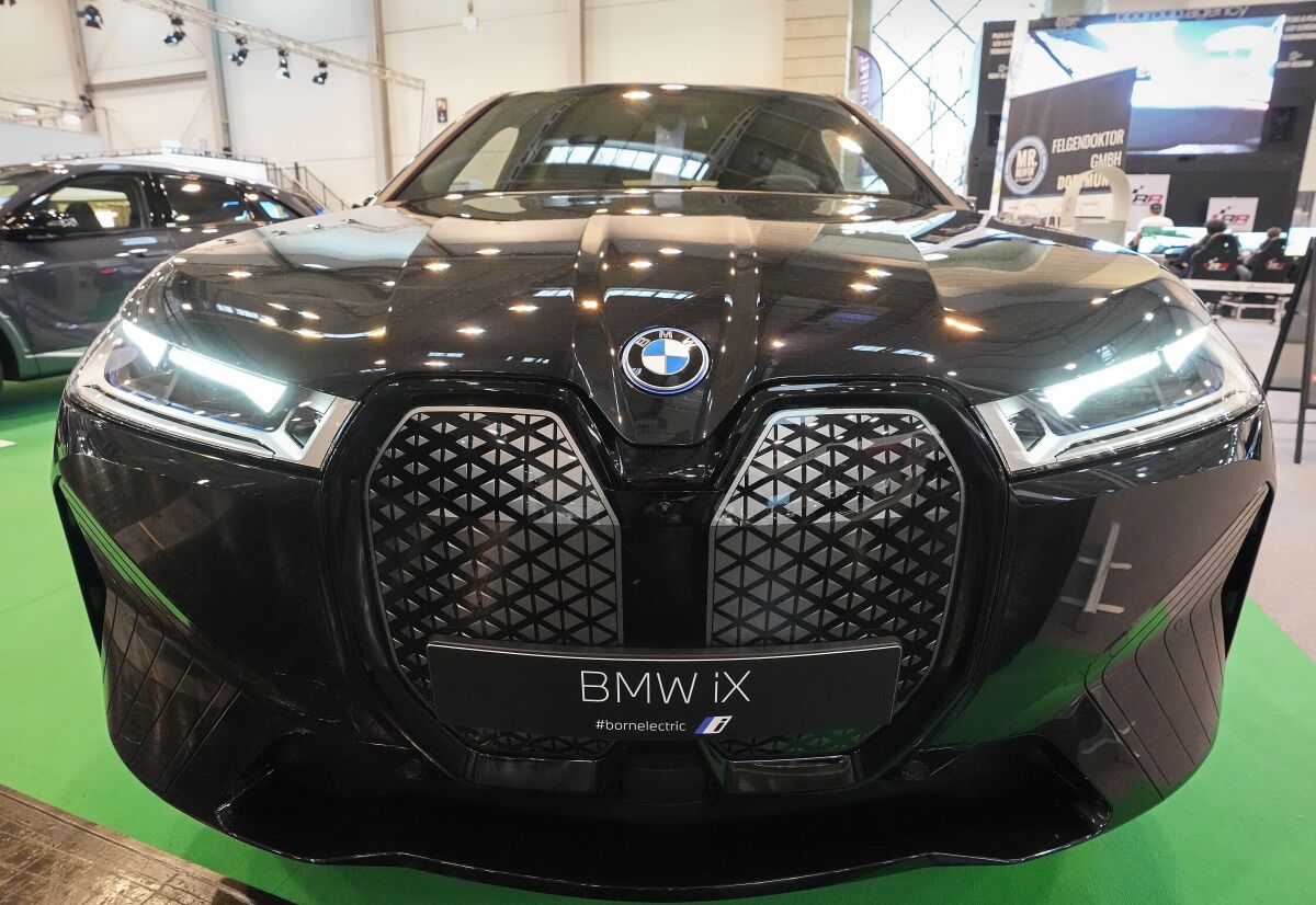 ARCHIVO- El vehículo totalmente eléctrico de BMW iX expuesto en el Motor Show de Essen,