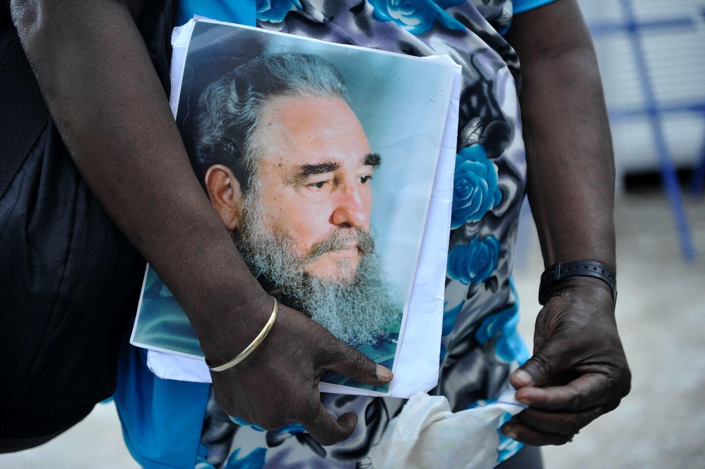 Cubans pay tribute to Fidel Castro