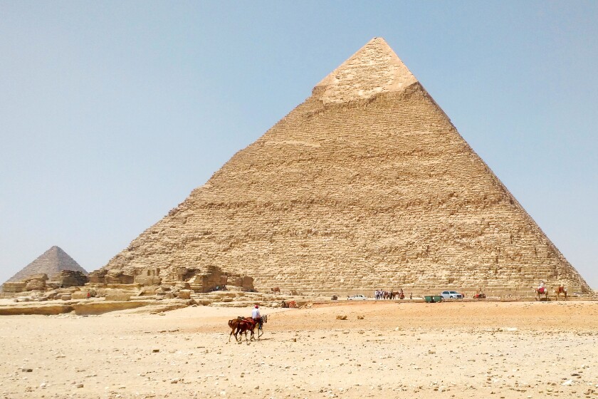 Las pirámides egipcias de Giza están casi desiertas en esta foto tomada en agosto.