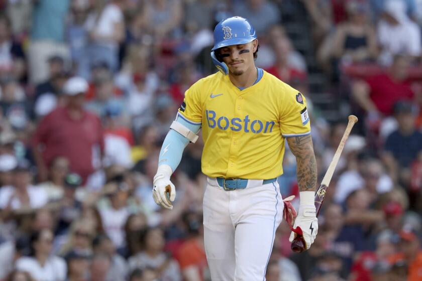 Jarren Durán, de los Medias Rojas de Boston, reacciona después de poncharse durante la tercera entrada de un juego de béisbol contra los Astros de Houston, el sábado 10 de agosto de 2024, en Boston. (AP Foto/Mark Stockwell)