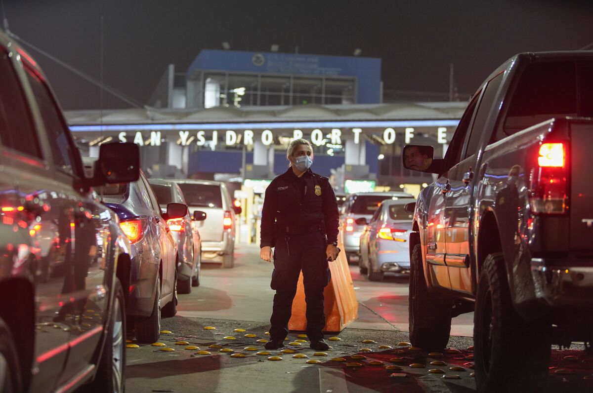Oficiales de Aduanas y Protección Fronteriza piden ver los documentos de los viajeros que llegan 