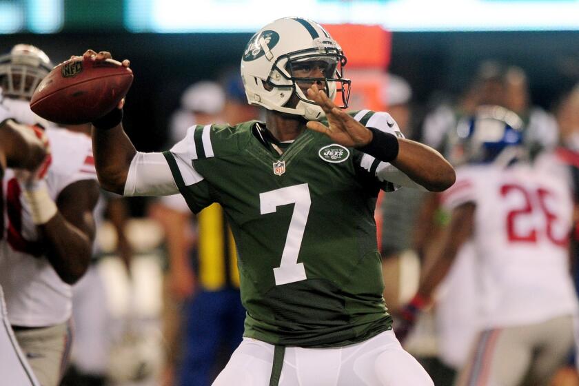 New York Jets quarterback Geno Smith completed nine of his 14 passing attempts for 137 yards and a touchdown in Gang Green's 35-24 loss Friday to the New York Giants.