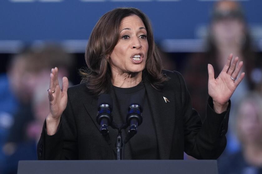 La candidata presidencial demócrata Kamala Harris habla en un mitin de campaña en el Oakland Expo Center, en Waterford Township, Michigan, el viernes 18 de octubre de 2024. (Foto AP/Susan Walsh)